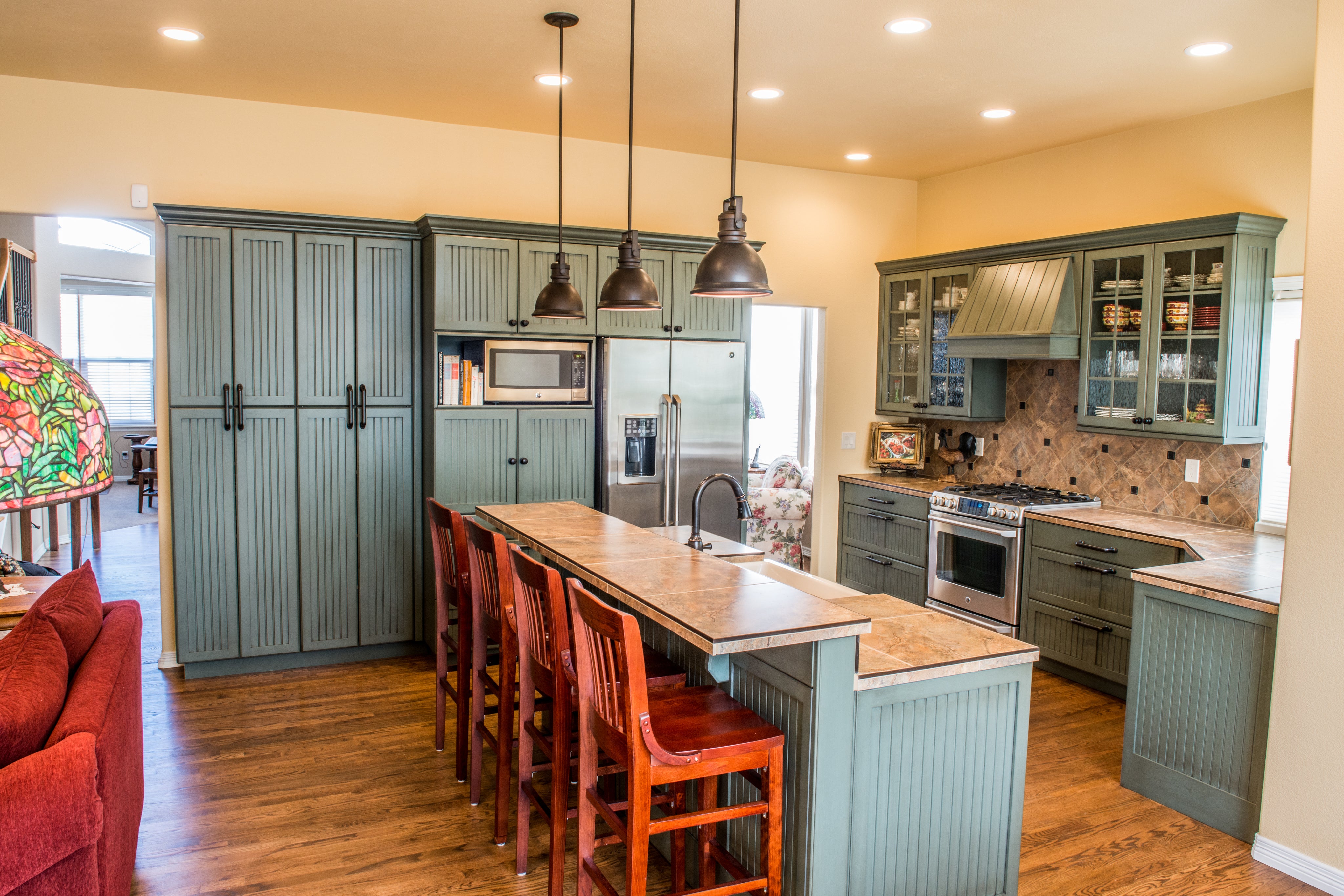 country-styled-modern-kitchen.jpg